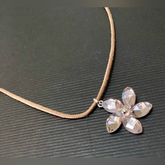 💠LEATHER & SILVER NECKLACE, FLOWER-SHAPED PENDANT AND DIAMOND STONE💠 - Picture 6 of 10